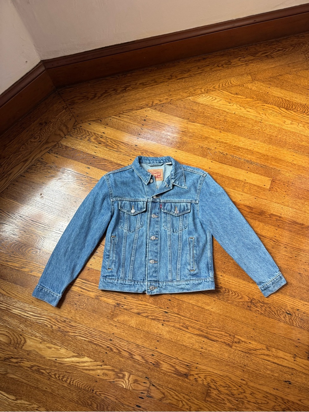 Levi’s Women’s Small Faded Blue Denim Trucker Jacket 90s Style Workwear